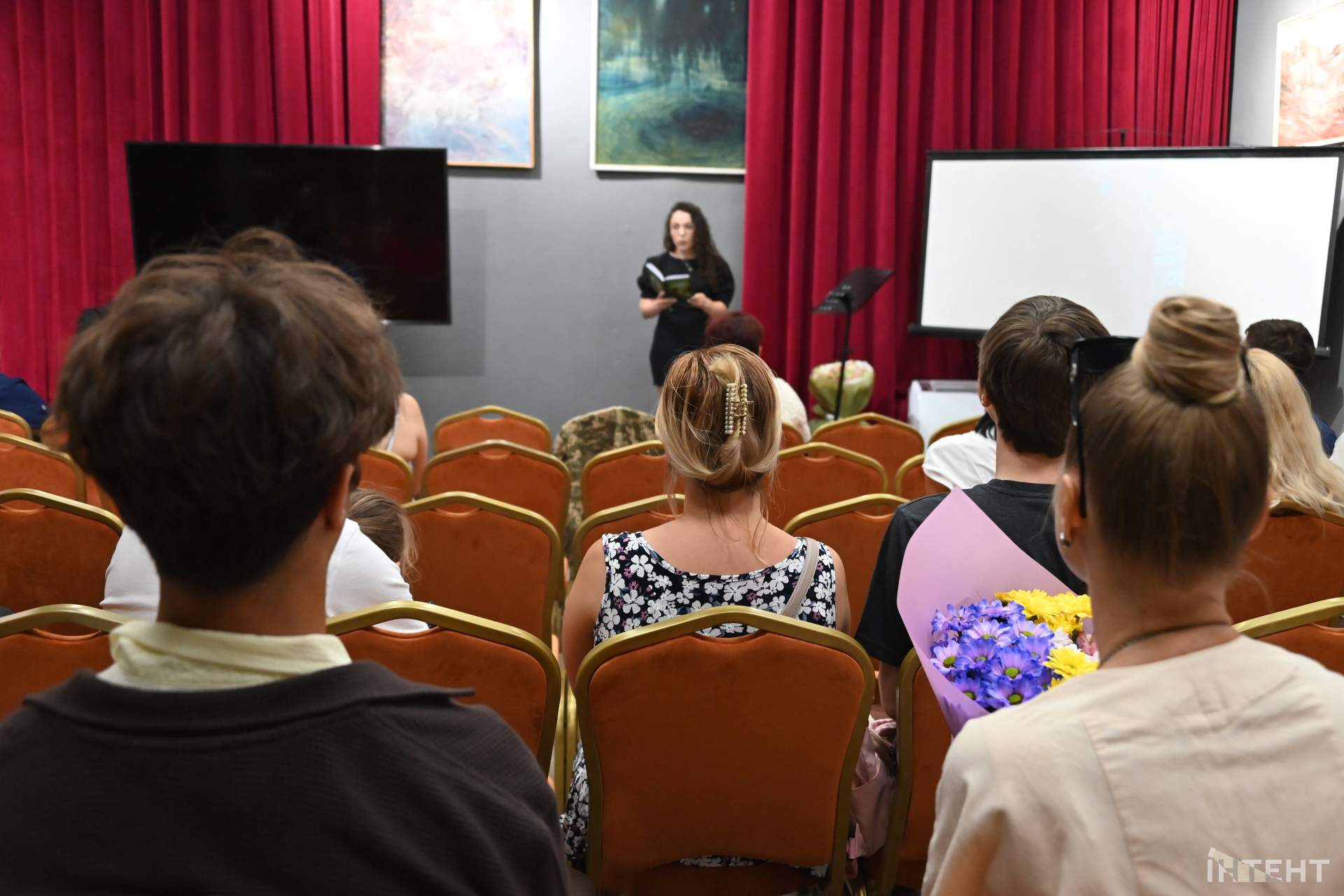 Ветеранка презентувала в Одесі присвячену загиблому на війні батькові книгу