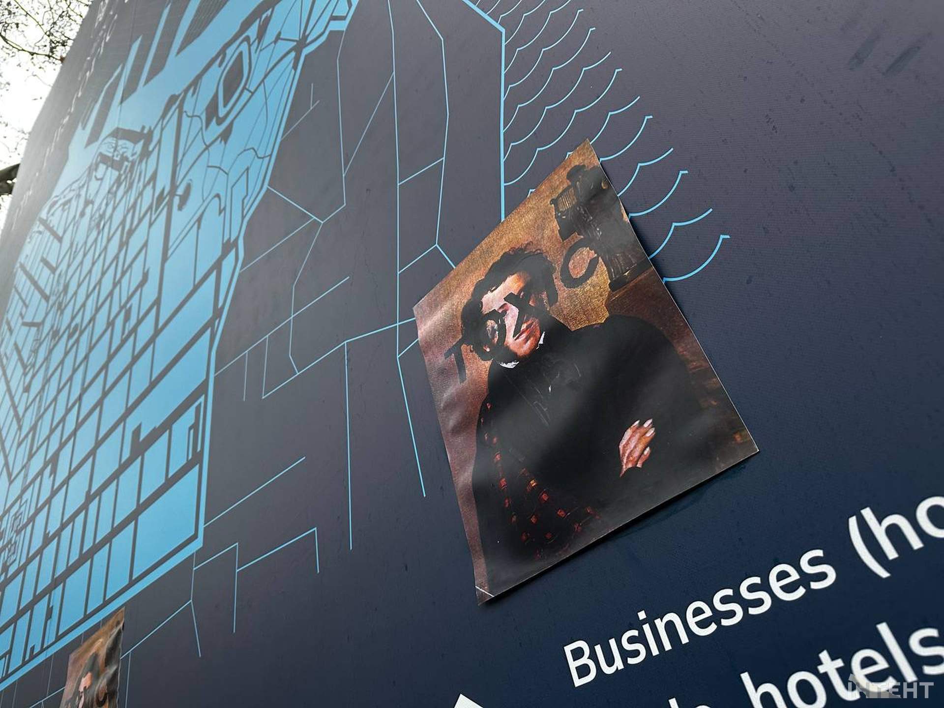 Огорожу пам'ятника Пушкіну в Одесі обклеїли картинами мобілізованого художника