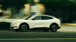 Ford Mustang Mach-E тест в городе, на трассе и на зарядке: полный обзор опыта