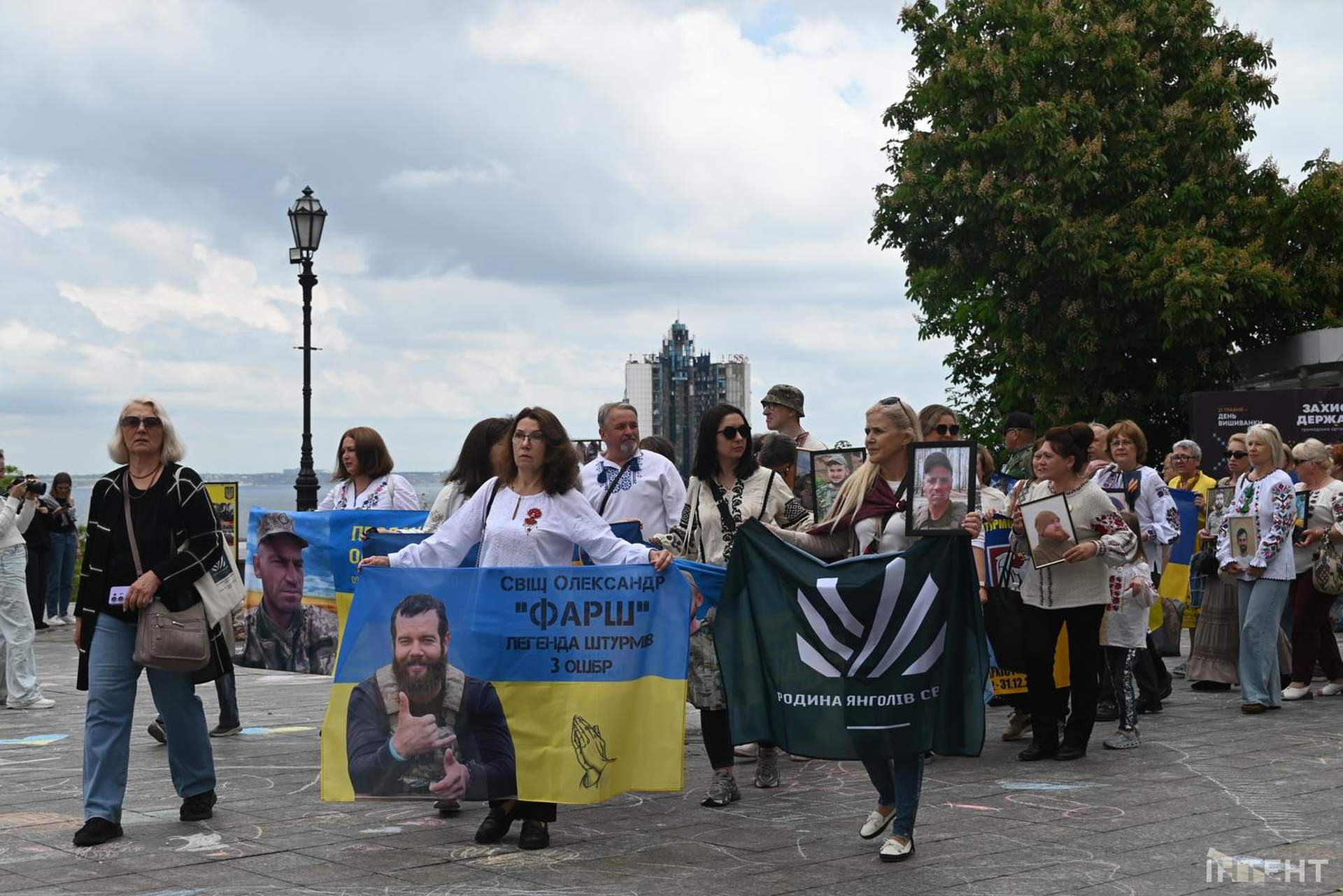 Лампадки, стрічки та хода пам’яті: в Одесі відбулася акція до Дня вишиванки