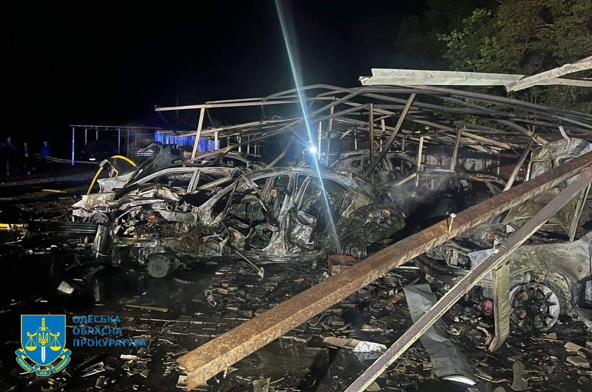 Внаслідок російської атаки в Одесі вночі згоріли 20 авто