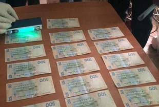 Сотрудника налоговой в Одесской области подозревают в обложении данью предпринимателя