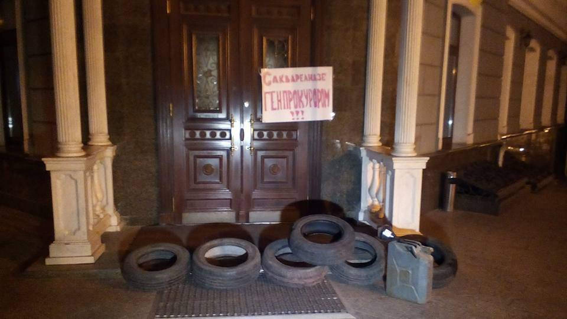 Перед дверью прокуратуры Одесской области сложили шины и повесили чучело