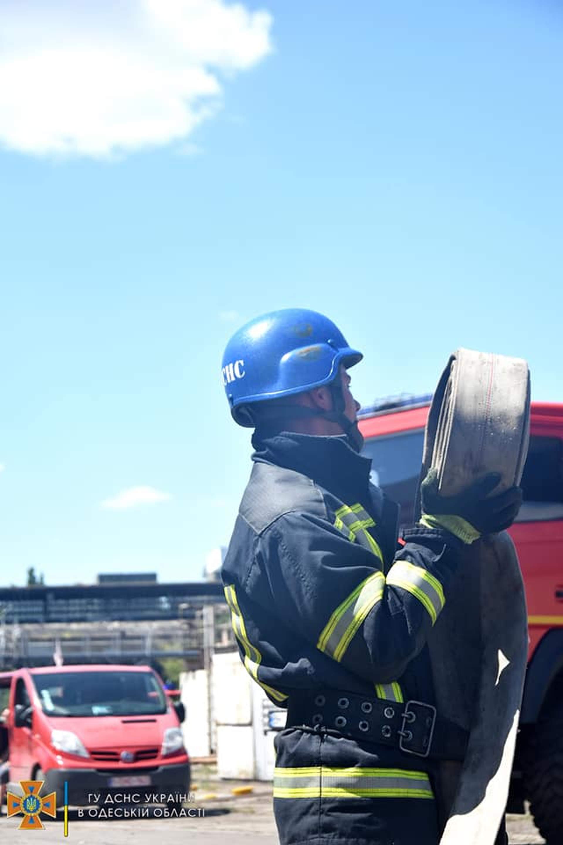 Як рятувальники долали наслідки ракетного удару по Одеському порту