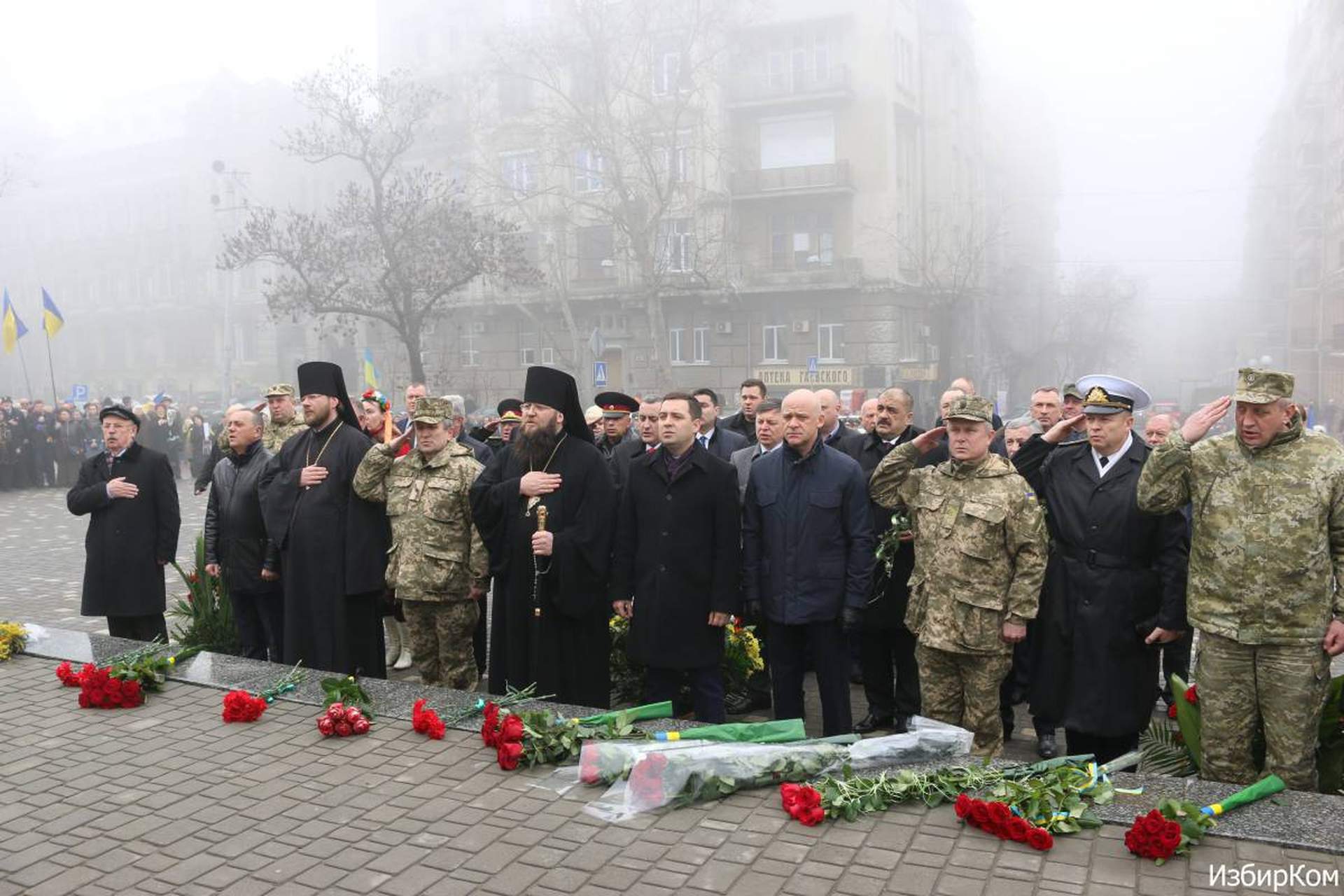Одесситы принесли цветы к памятнику Шевченко и потребовали освободить Савченко