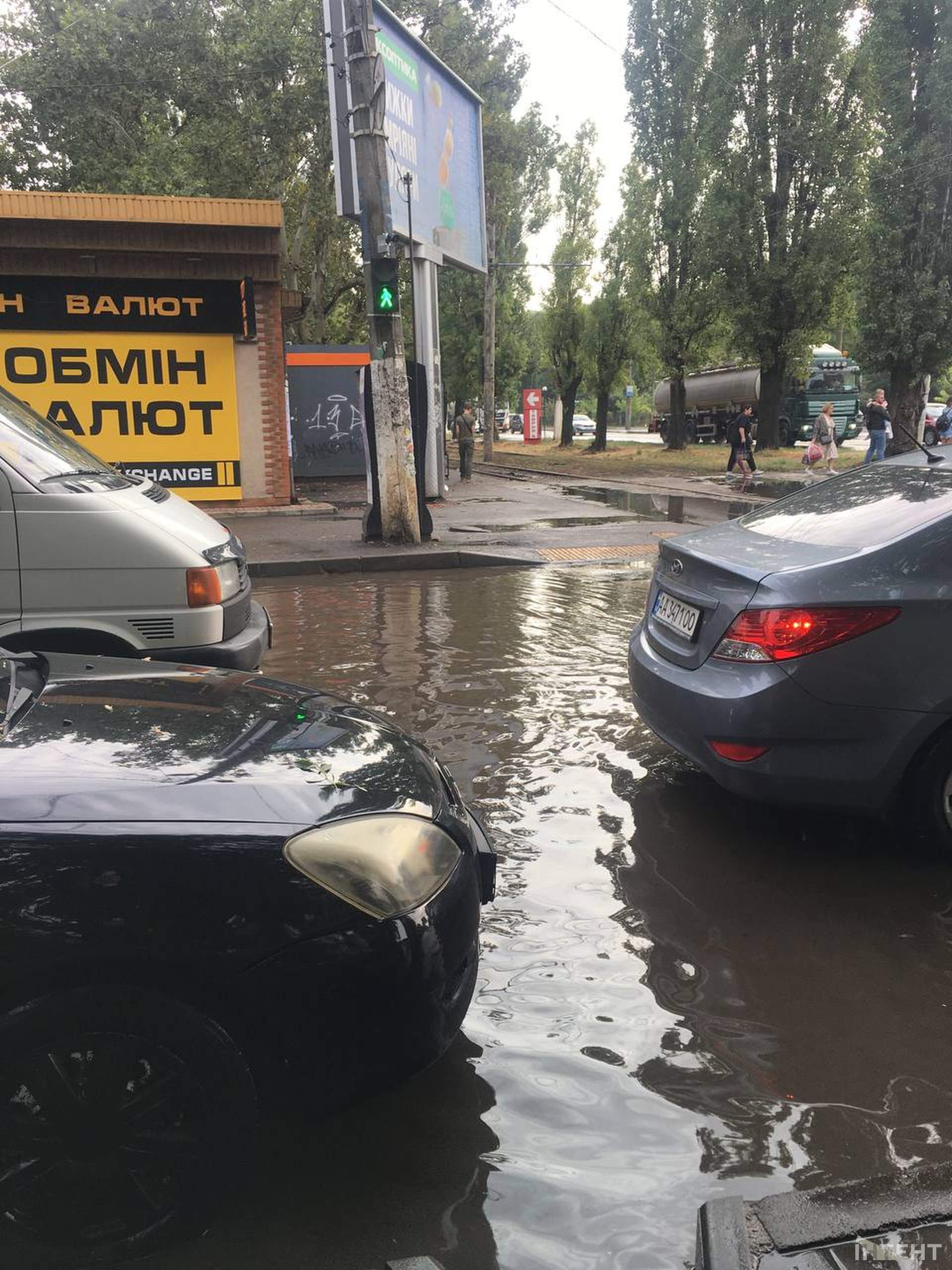 Одесу затопило, вулиці пішли під воду: де ускладнено рух