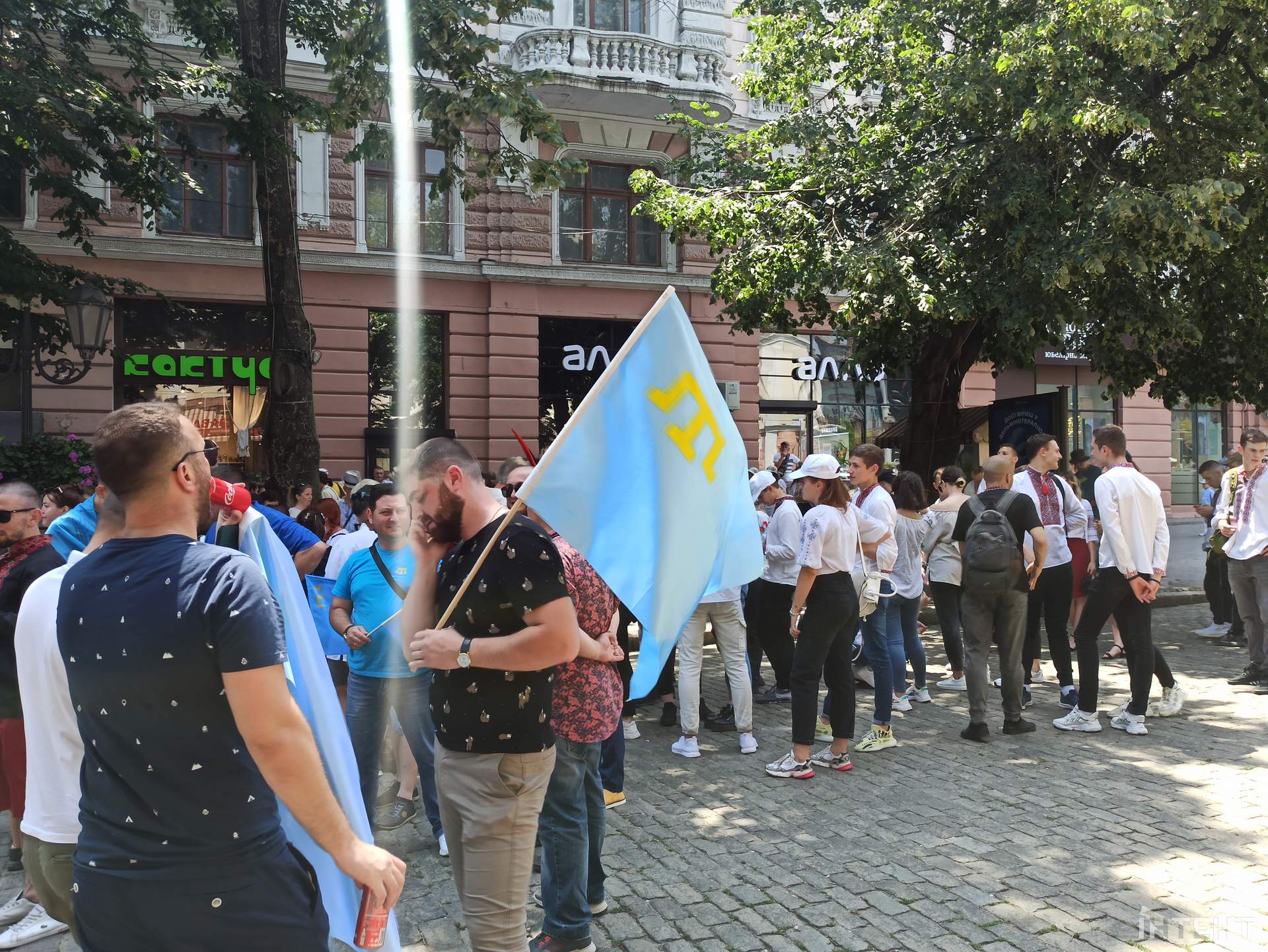 В Одесі влаштували мегамарш вишиванок та автопробіг до дня кримськотатарського прапору