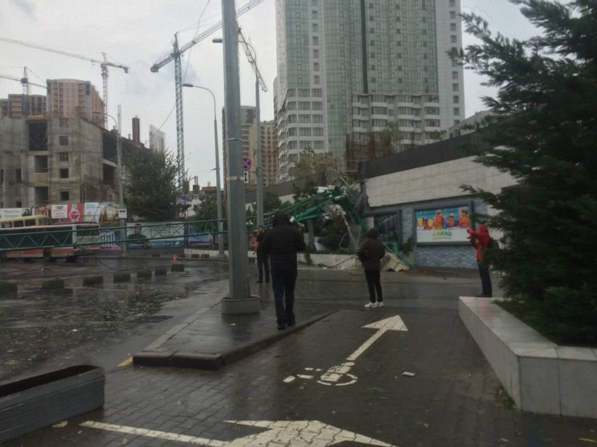 Одесский ураган: поломанные деревья и упавший кран  