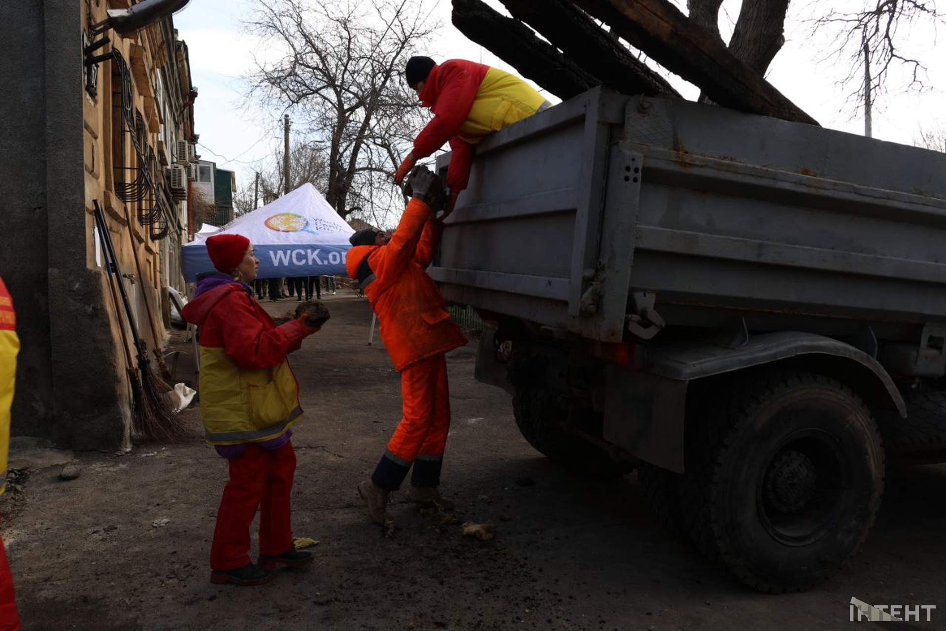 Одесит загинув від уламків дрона: місце трагедії у світлинах Інтента