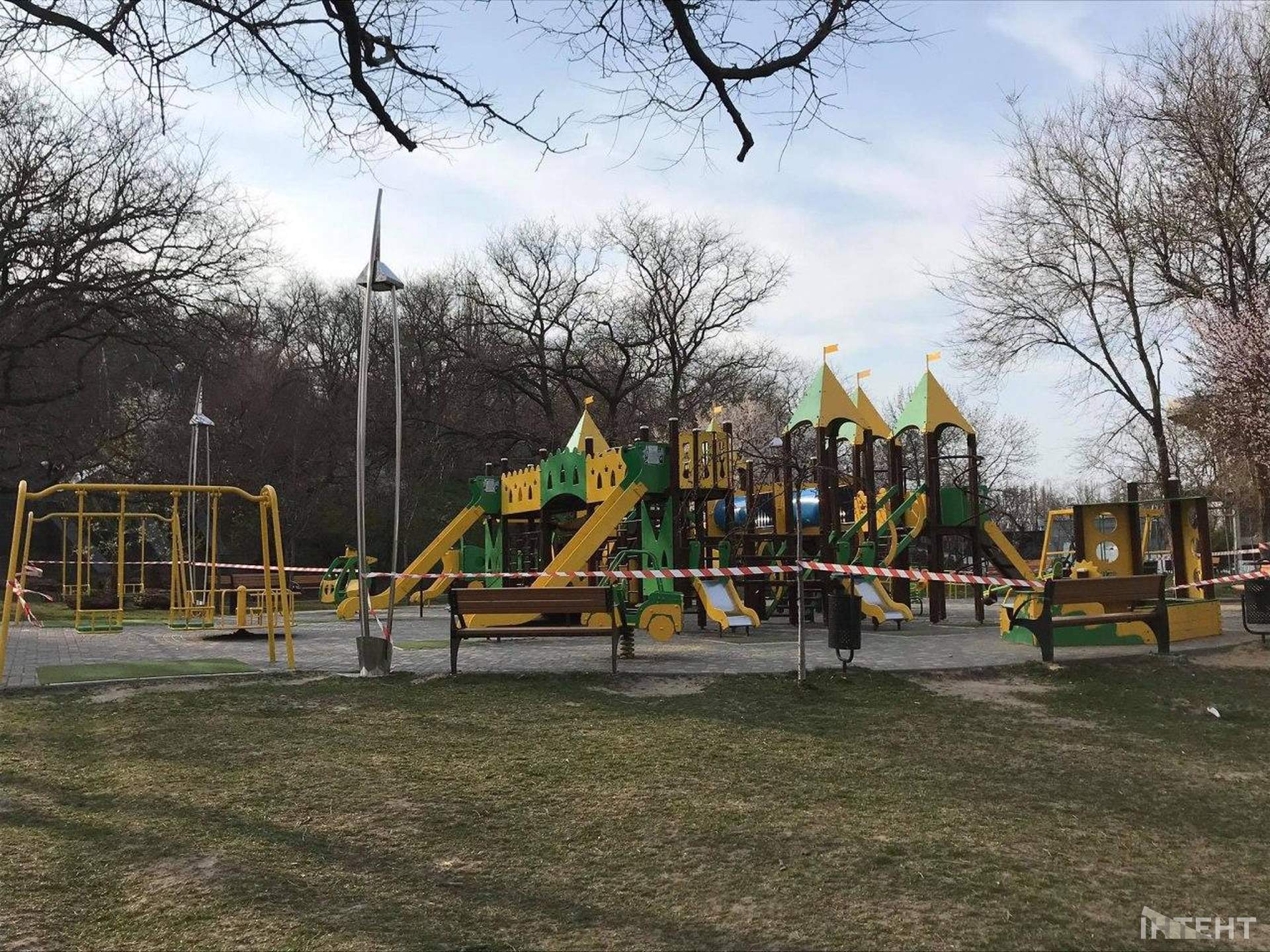 Вікенд на Ланжероні: смугасті стрічки не зупиняють одеситів, які вийшли погуляти