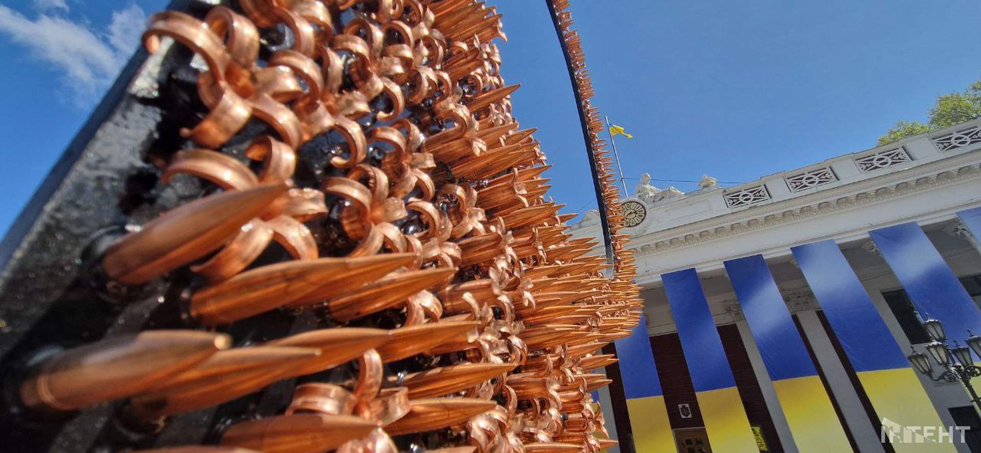 Перед будівлею Одеської мерії тимчасово встановили велетенські окуляри