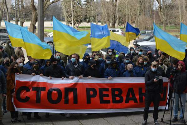 Мітинг проти встановлення дошки пам'яті 2 травня в кадрах