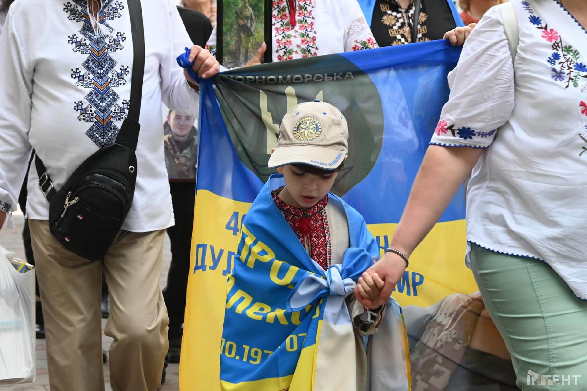 Лампадки, стрічки та хода пам’яті: в Одесі відбулася акція до Дня вишиванки