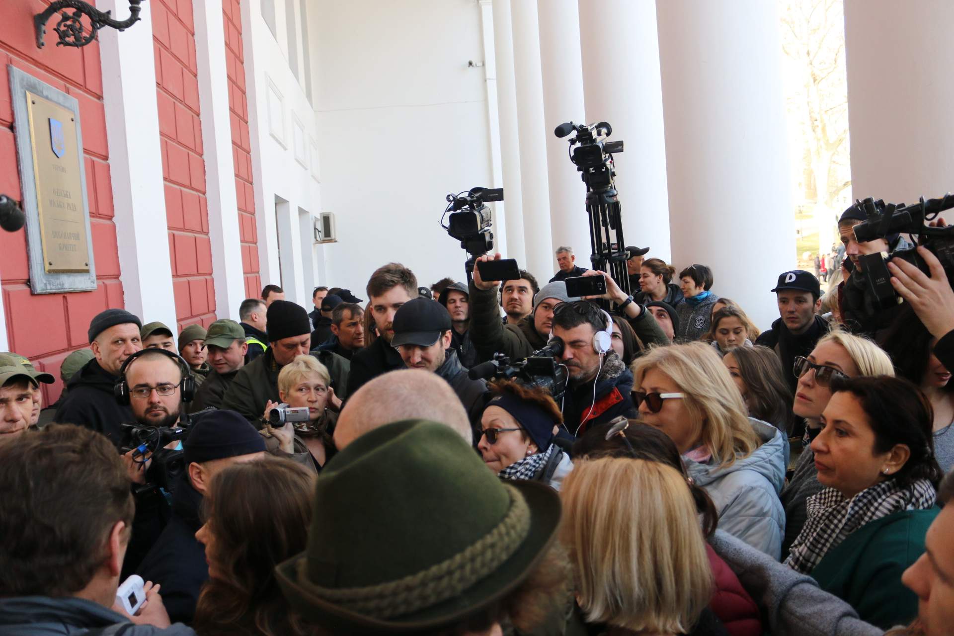 Сессия Одесского городского совета: мэрия внутри и снаружи