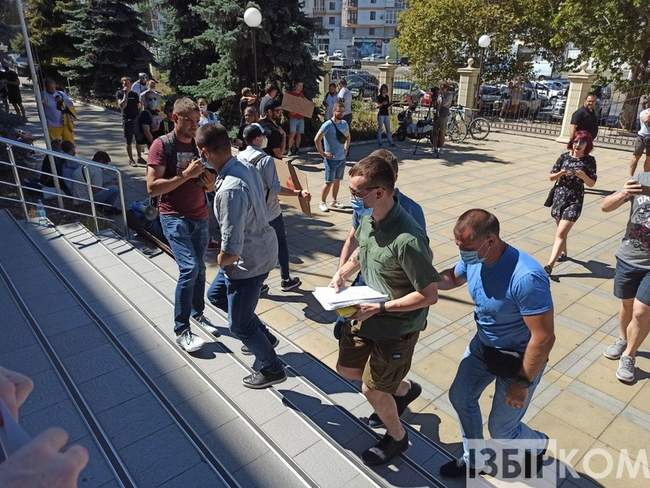 Поліцію змусили розслідувати спробу облити Стерненка біля будівлі суду