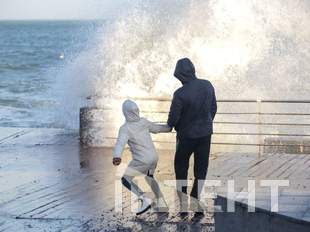 Одесити насолоджуються теплою погодою біля моря