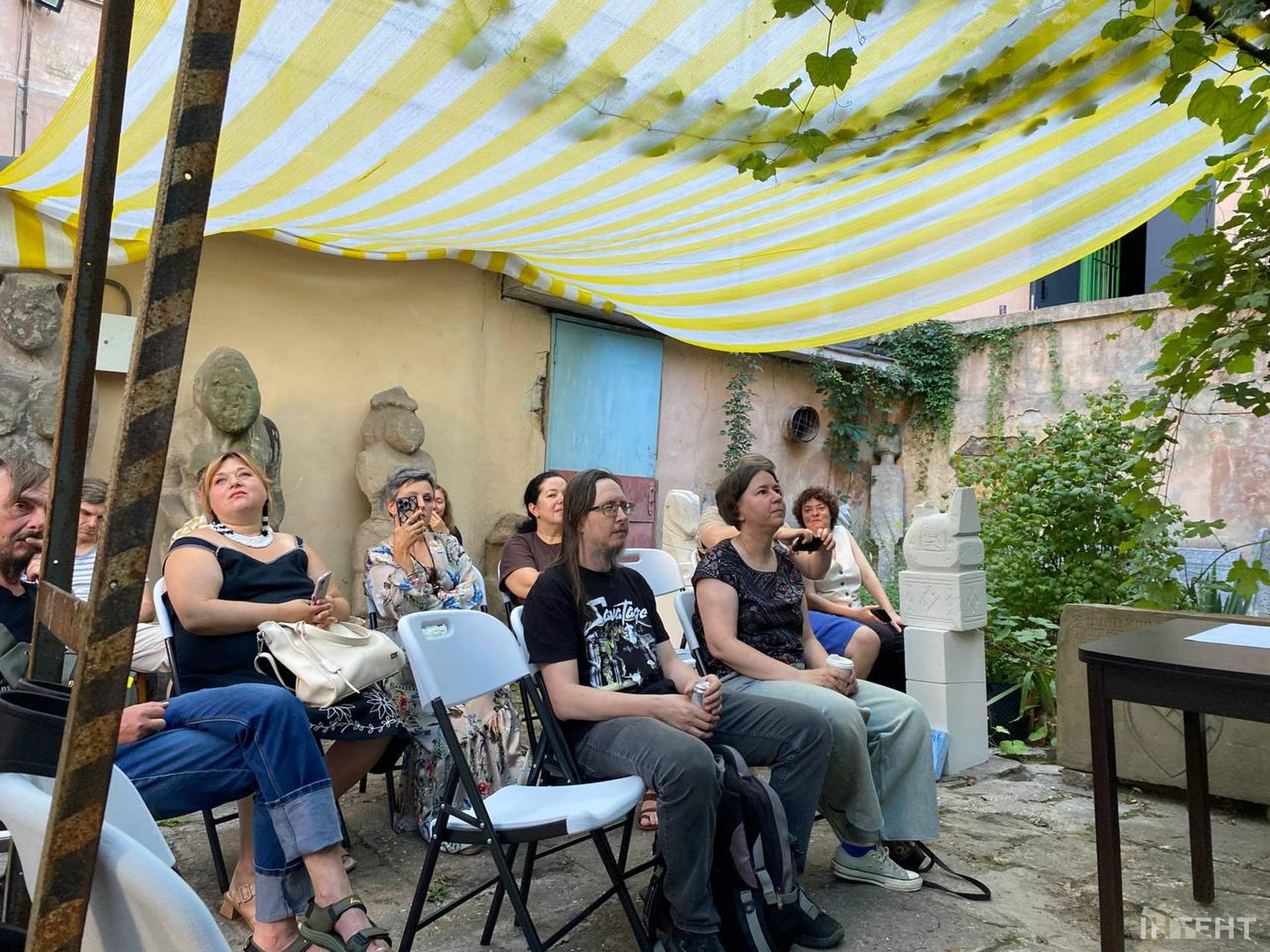 На фінісажі виставки Наталі Довбиш в Одесі зібрали кошти для захисника України