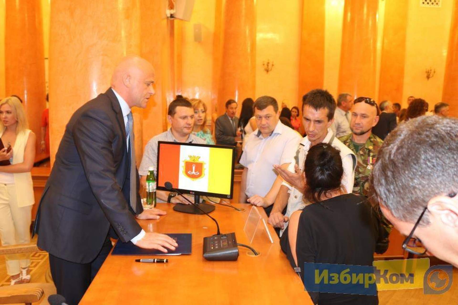 Неожиданная сессия Одесского горсовета: оцепление вокруг мэрии и сбор ради одного вопроса