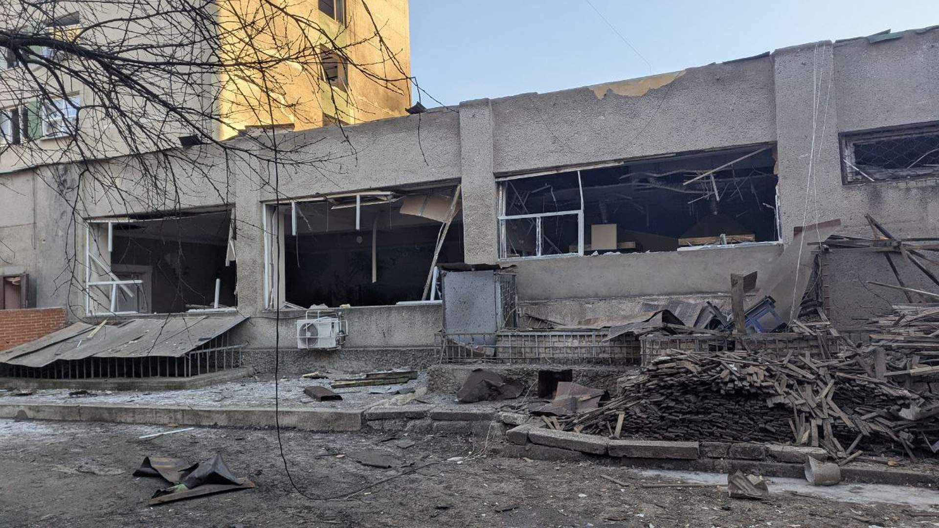 Внаслідок двох хвиль нічних атак в Одесі постраждали шість жителів