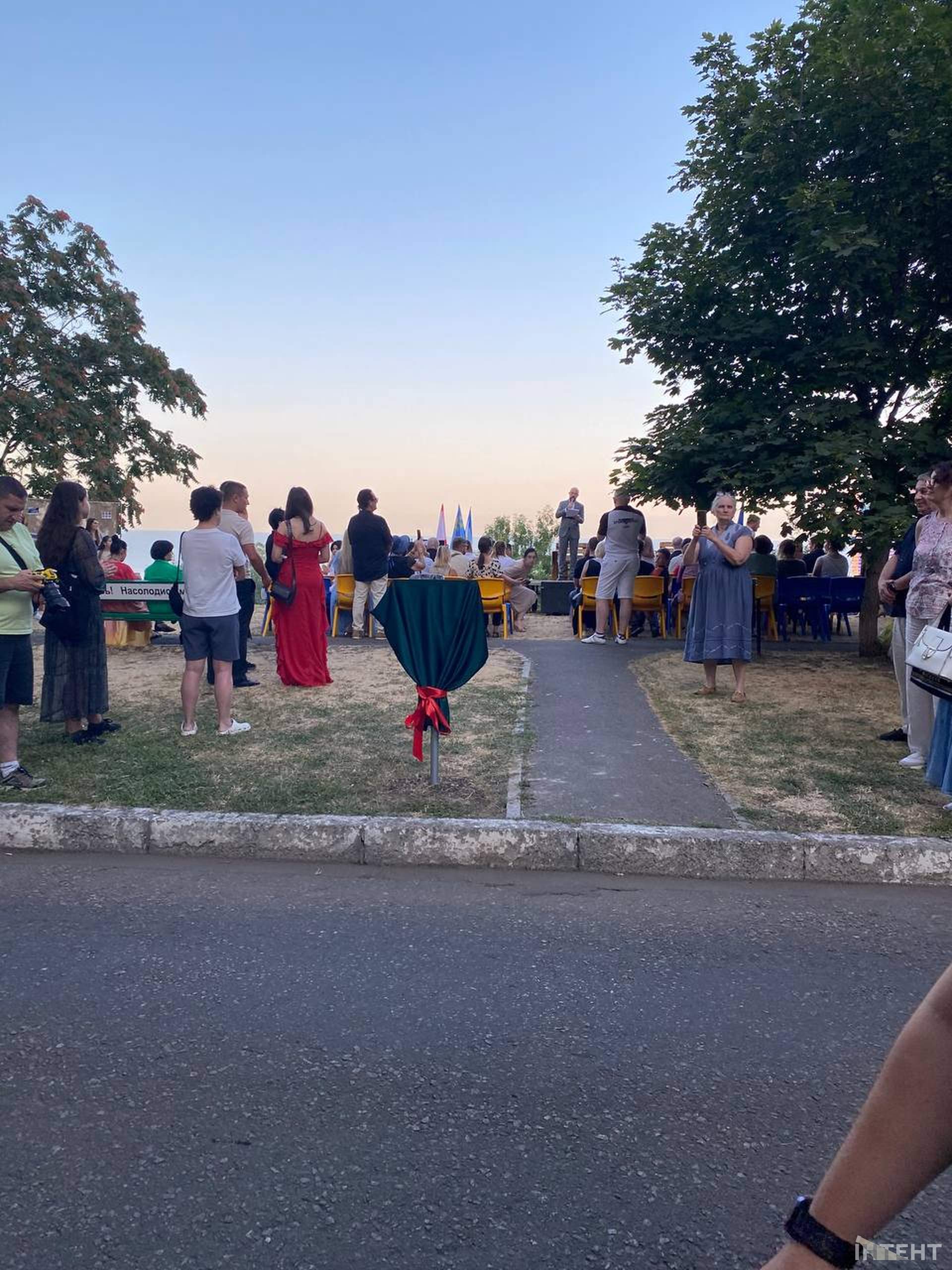 У сквері Челебіджіхана в Одесі встановили пам'ятну табличку на його честь