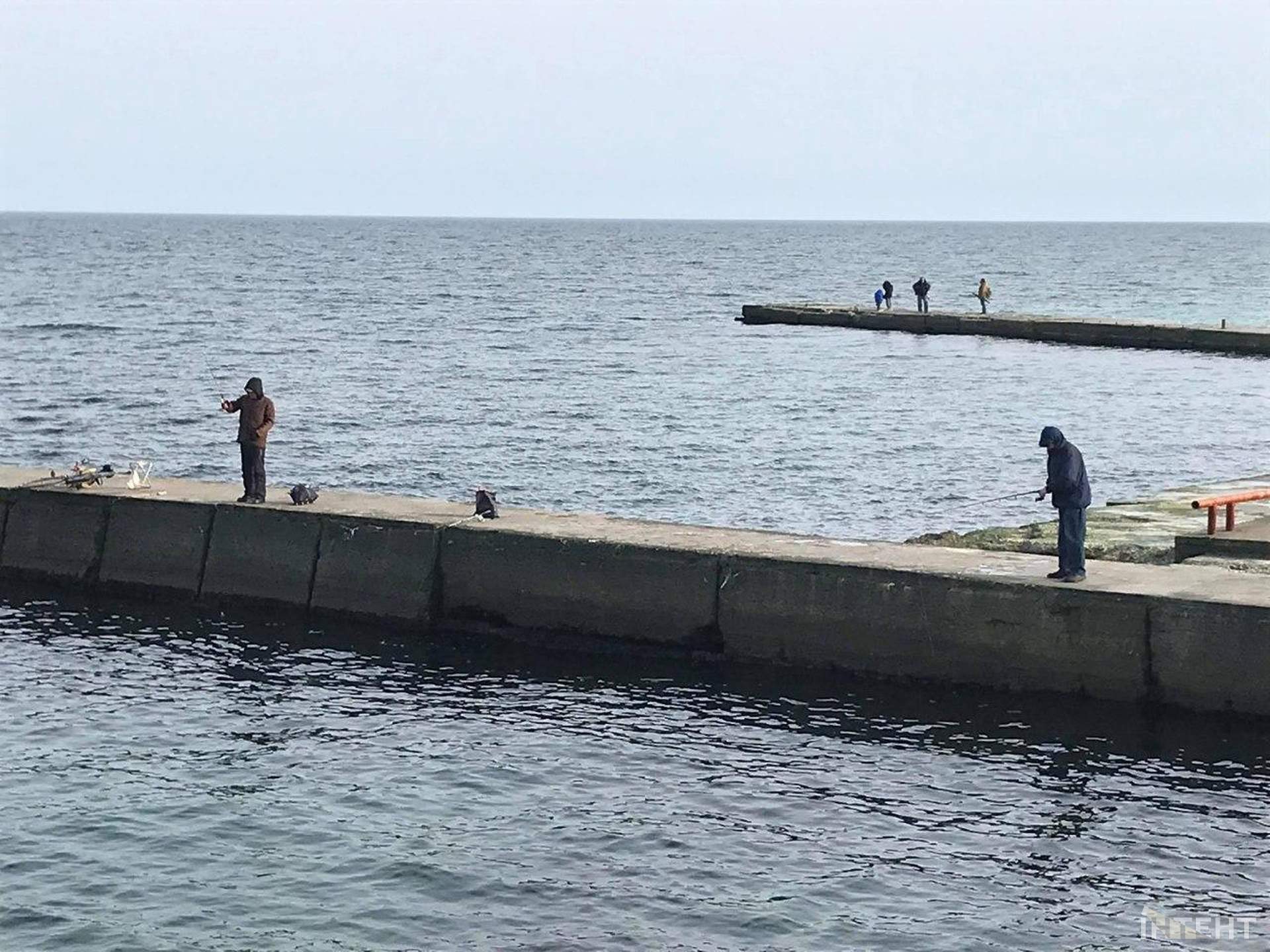 Вікенд на Ланжероні: смугасті стрічки не зупиняють одеситів, які вийшли погуляти