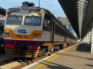 Обстріли Миколаївщини спричинили знеструмлення та затримку потягів