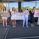 Одесити влаштували акцію протесту з вимогою врятувати єнота з контактного зоопарку