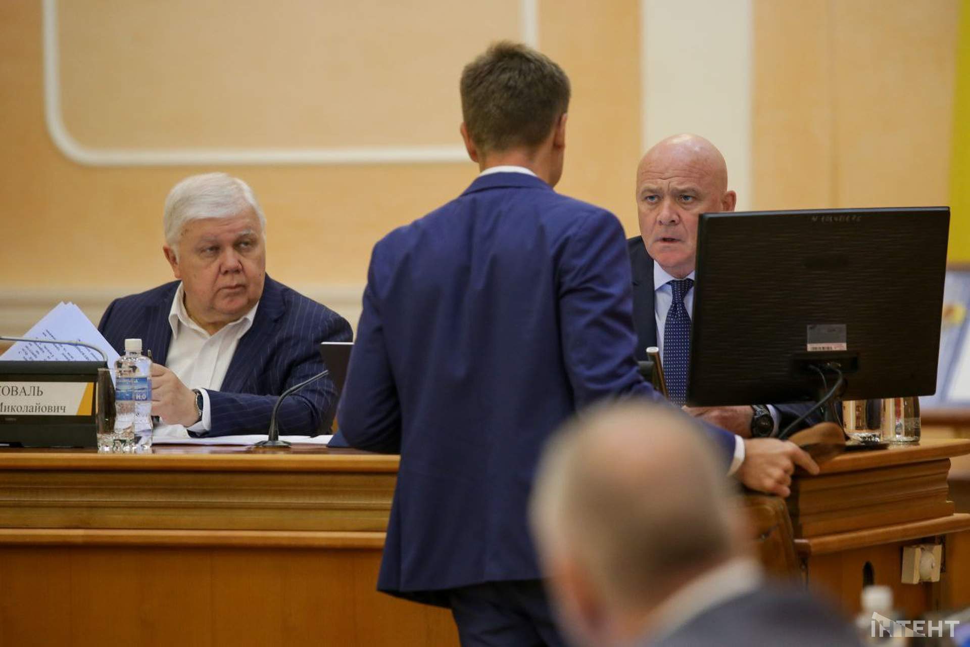 Обличчя та емоції: сесія Одеської міської ради в об'єктиві Інтента