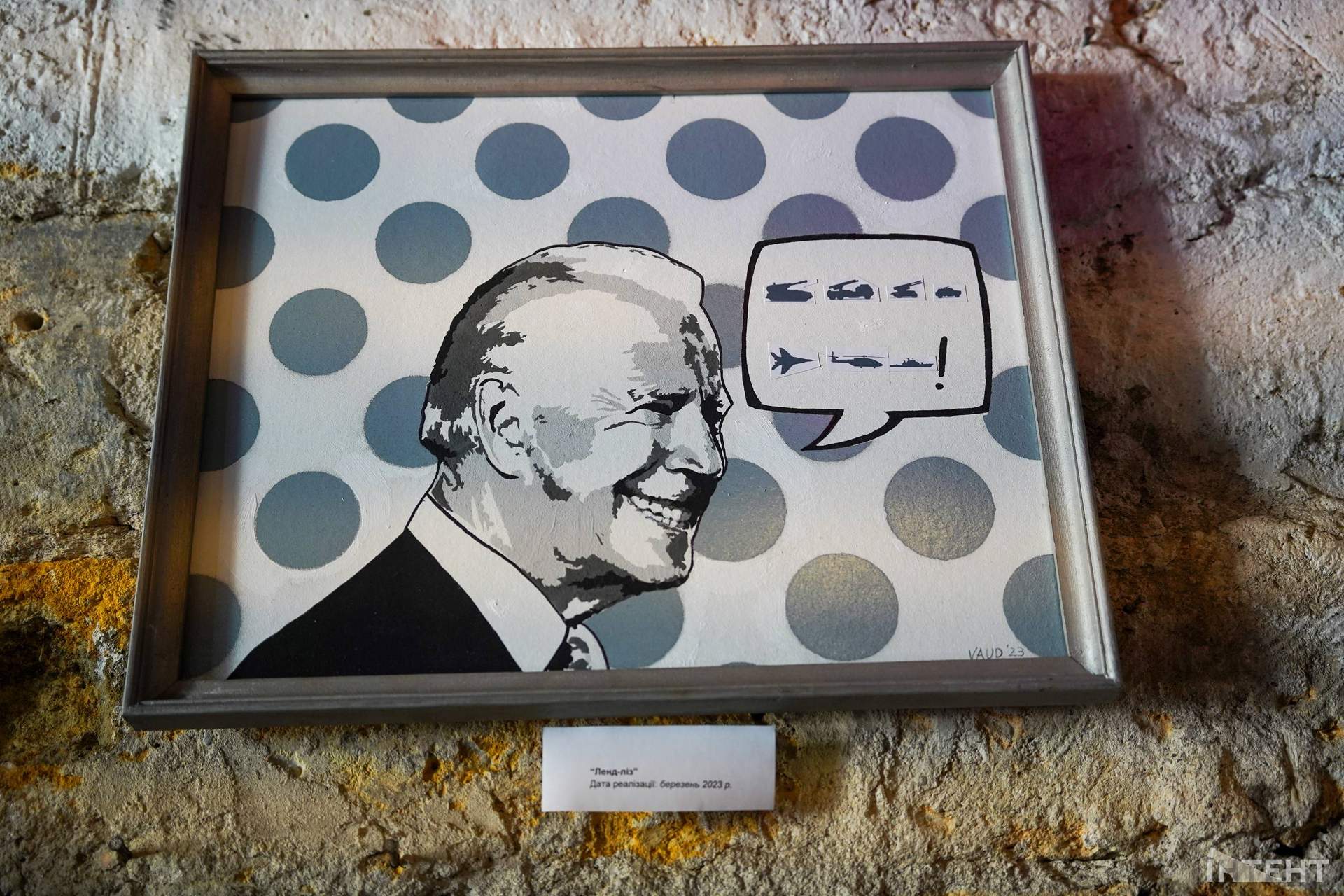 Під мостом в Одесі показали самогубство путіна та як Єльцин вигадував рф