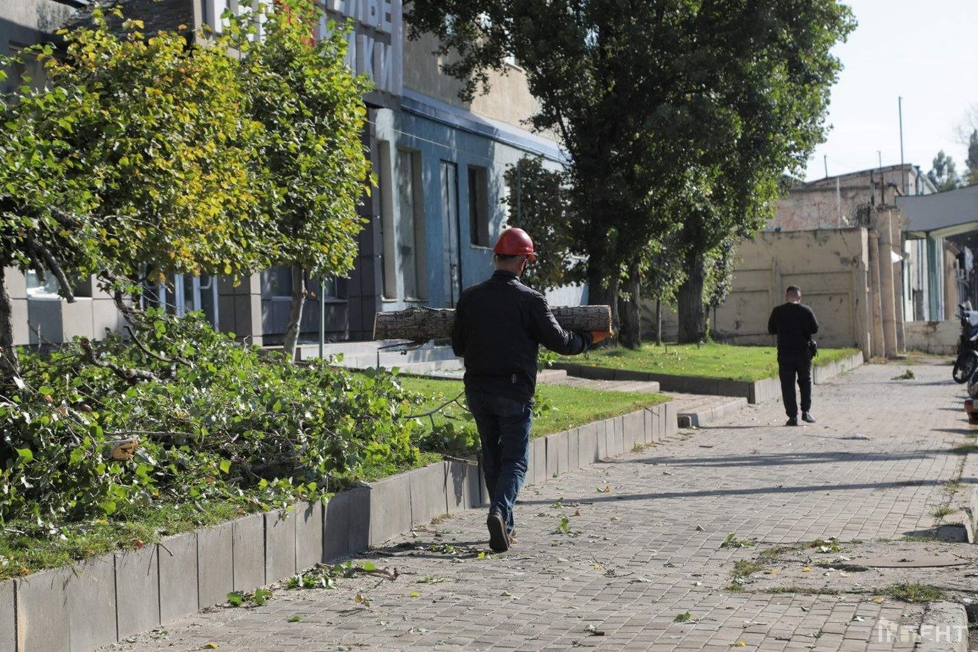 Бізнес-центр в Одесі загорівся після удару рф, є постраждалий