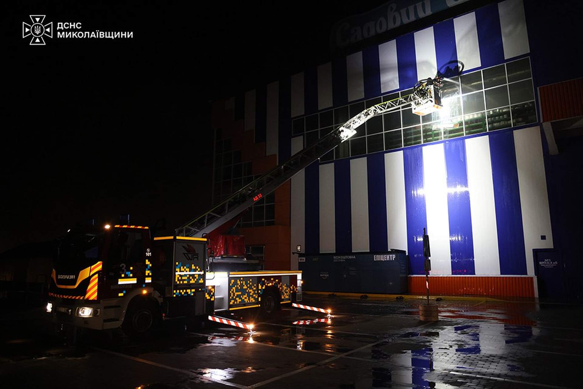 Через атаку рф на Епіцентр у Миколаєві поранило чоловіка та дівчину