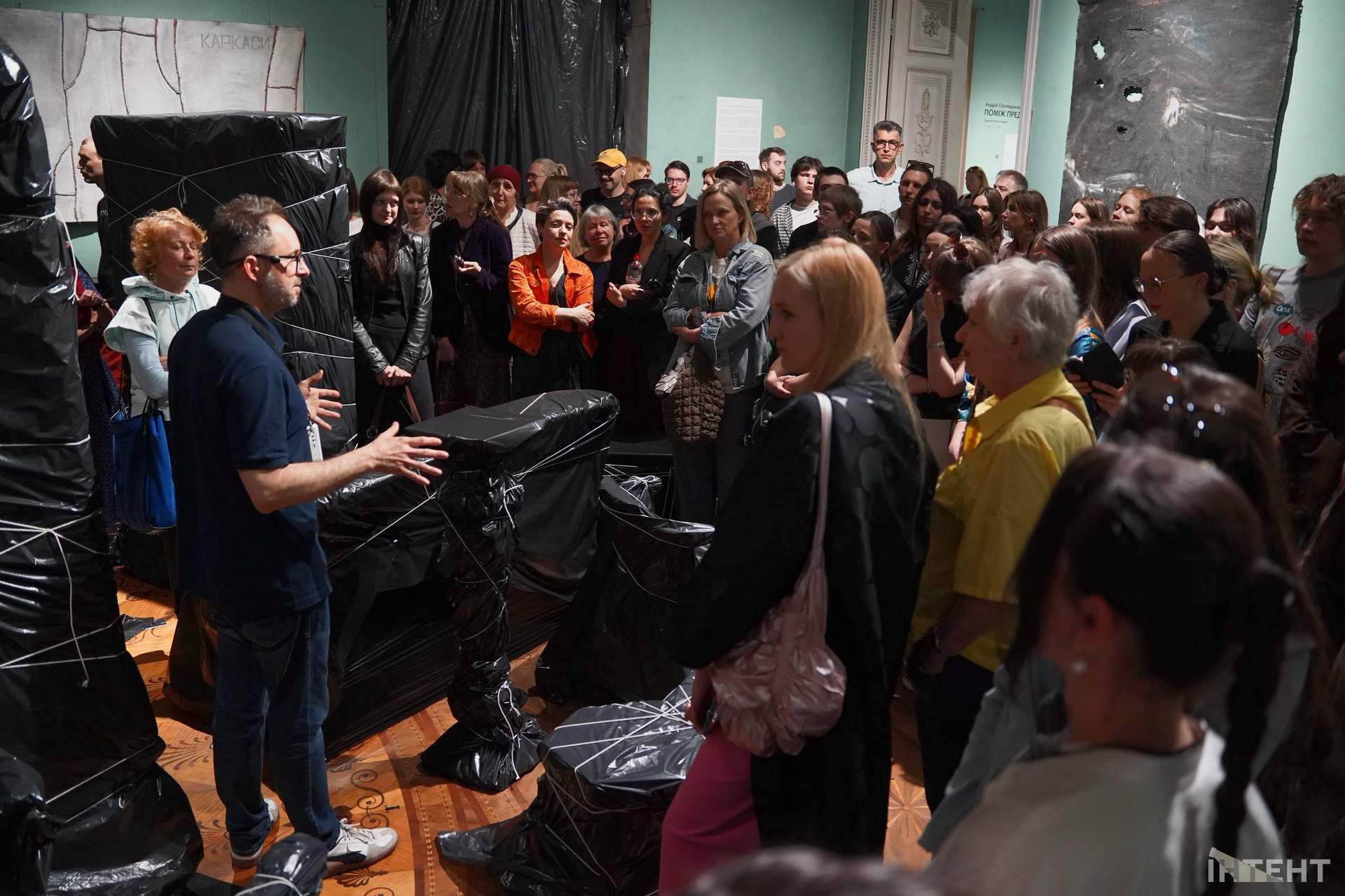 "Поміж предметів": в Одесі стартувала виставка іронічного художника