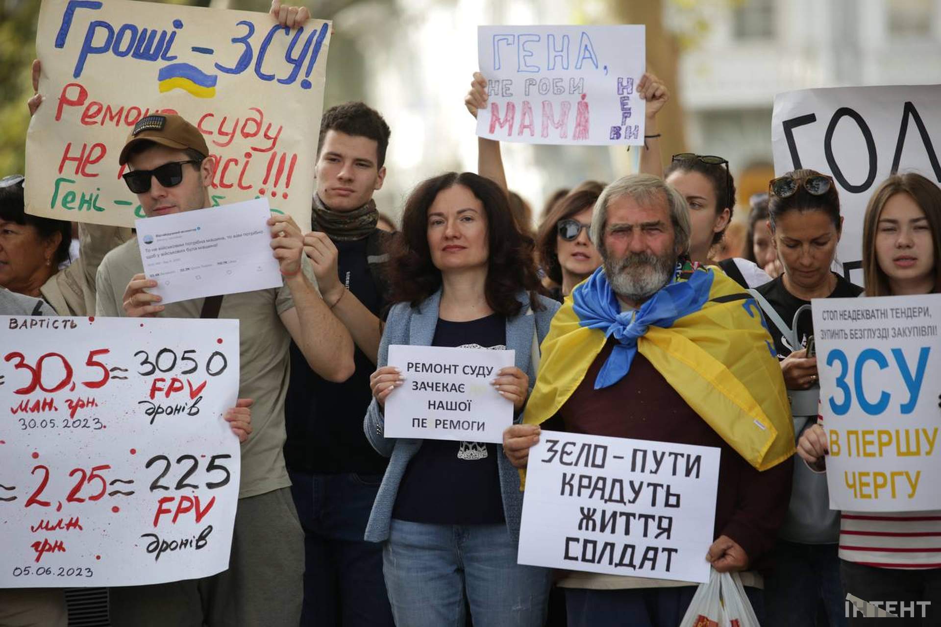 "В першу чергу - ЗСУ": в Одесі вже майже два тижні протестують проти несвоєчасних тендерів