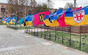 На центральній площі Херсона встановили прапори підрозділів, які деокупували місто