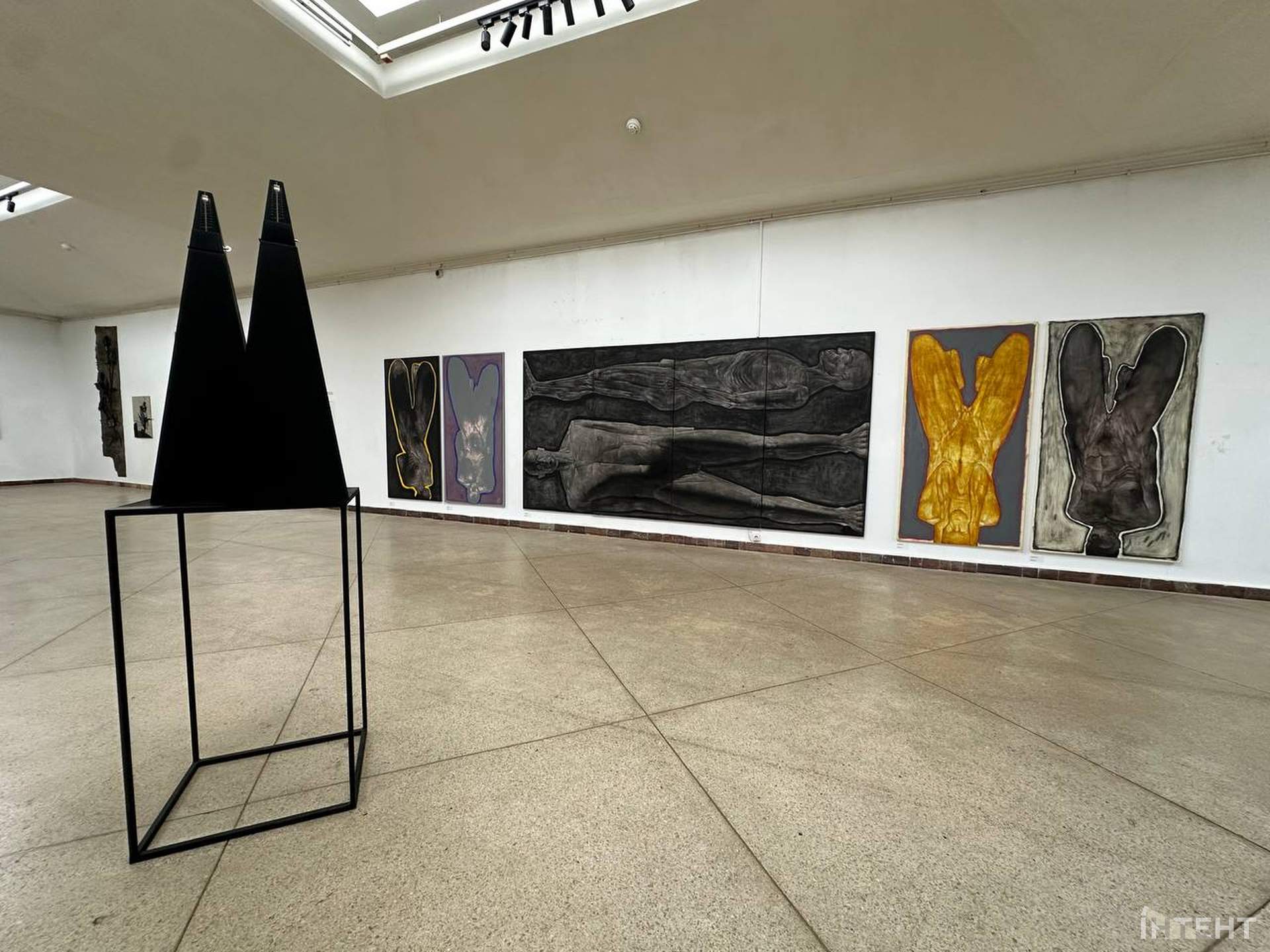 Є й одесити: у Львові стартувала художня виставка на три поверхи