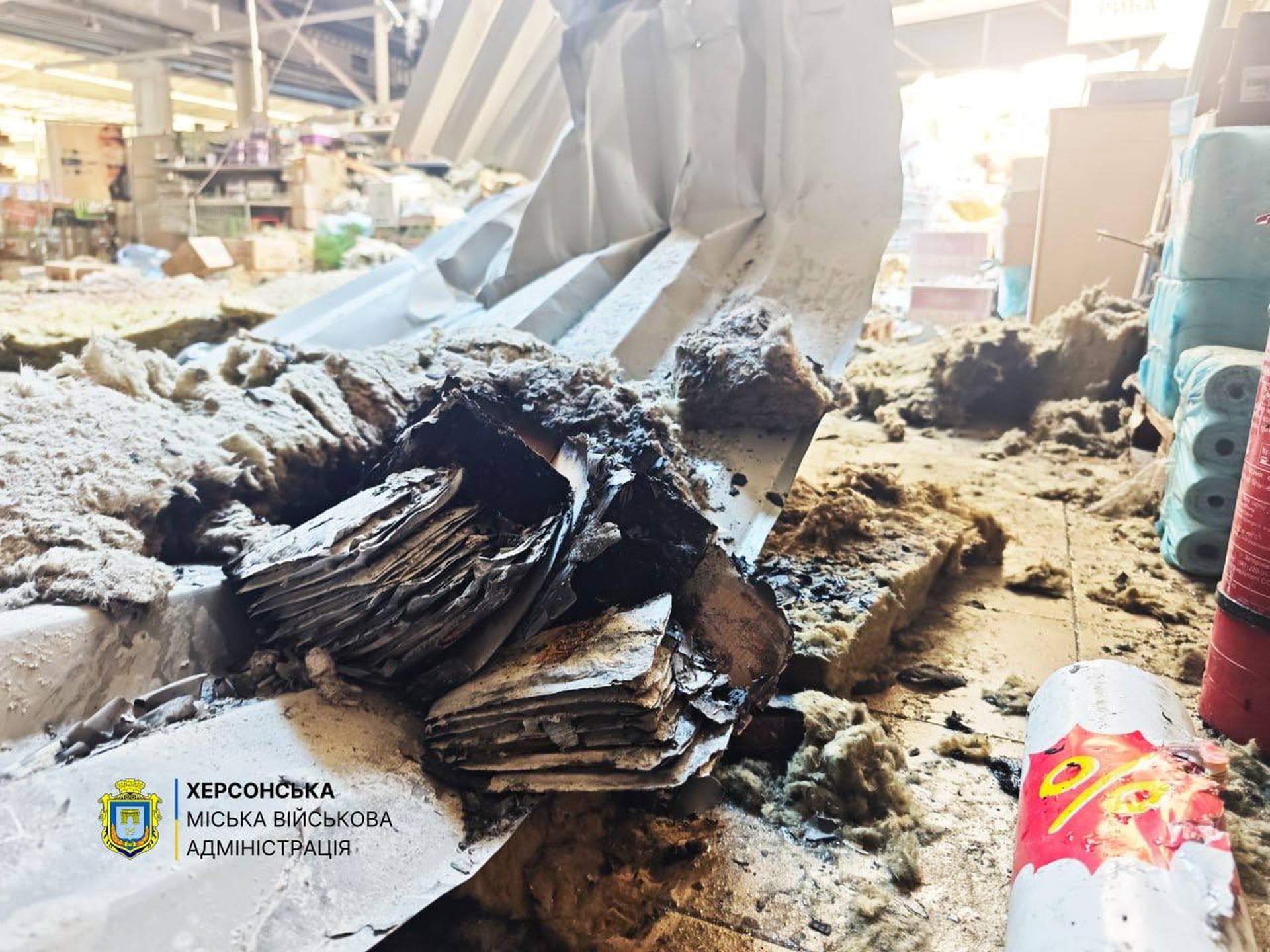У Херсоні дрон вдарив по продуктовому магазину: є постраждала