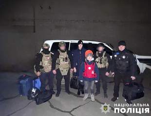 Из постоянно обстреливаемой Новодмитровки на Херсонщине эвакуировали мать с ребенком