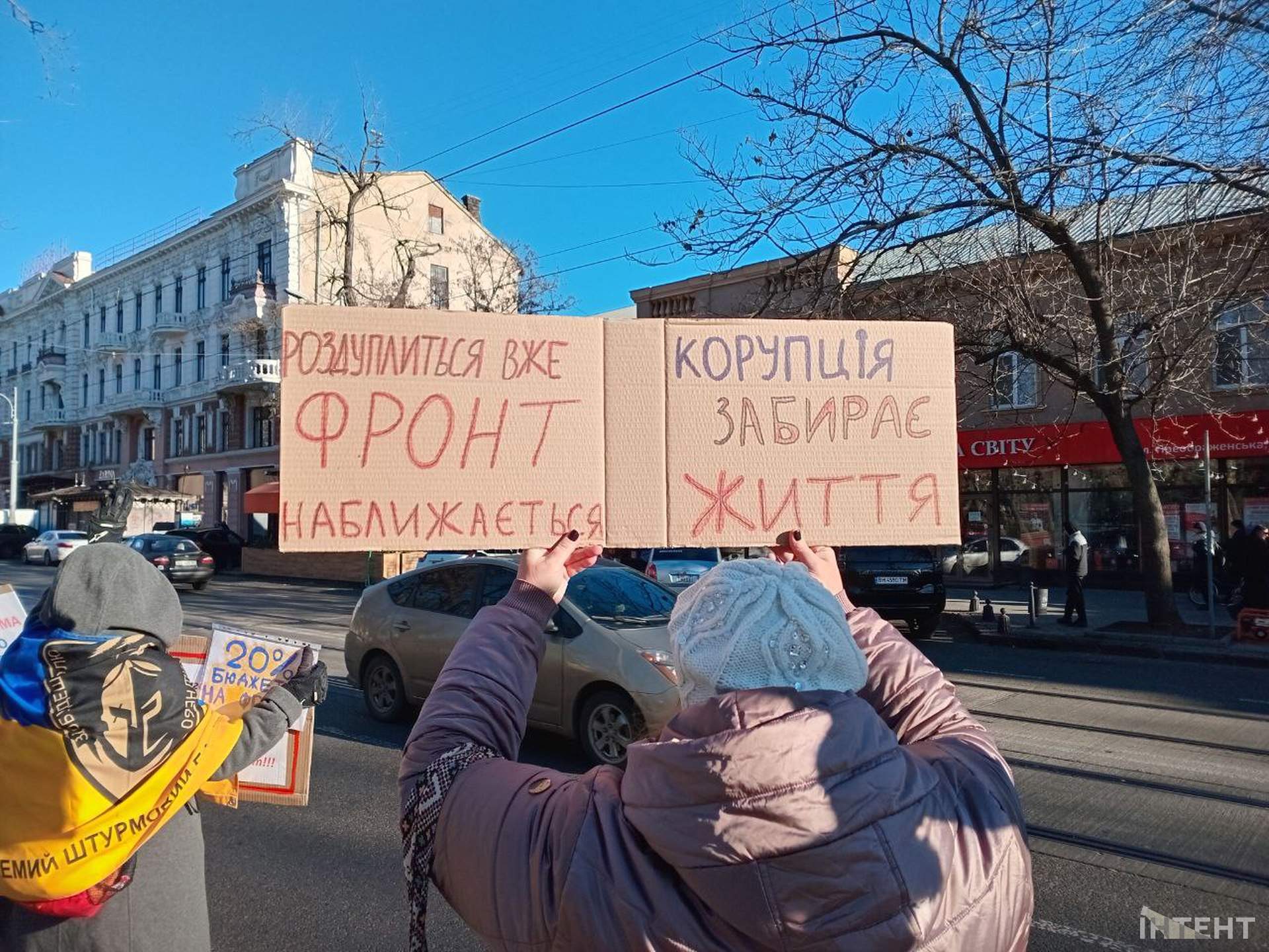 Фронт наближається: в Одесі протестуючи проти недоречних закупівель стояли вздовж вулиці