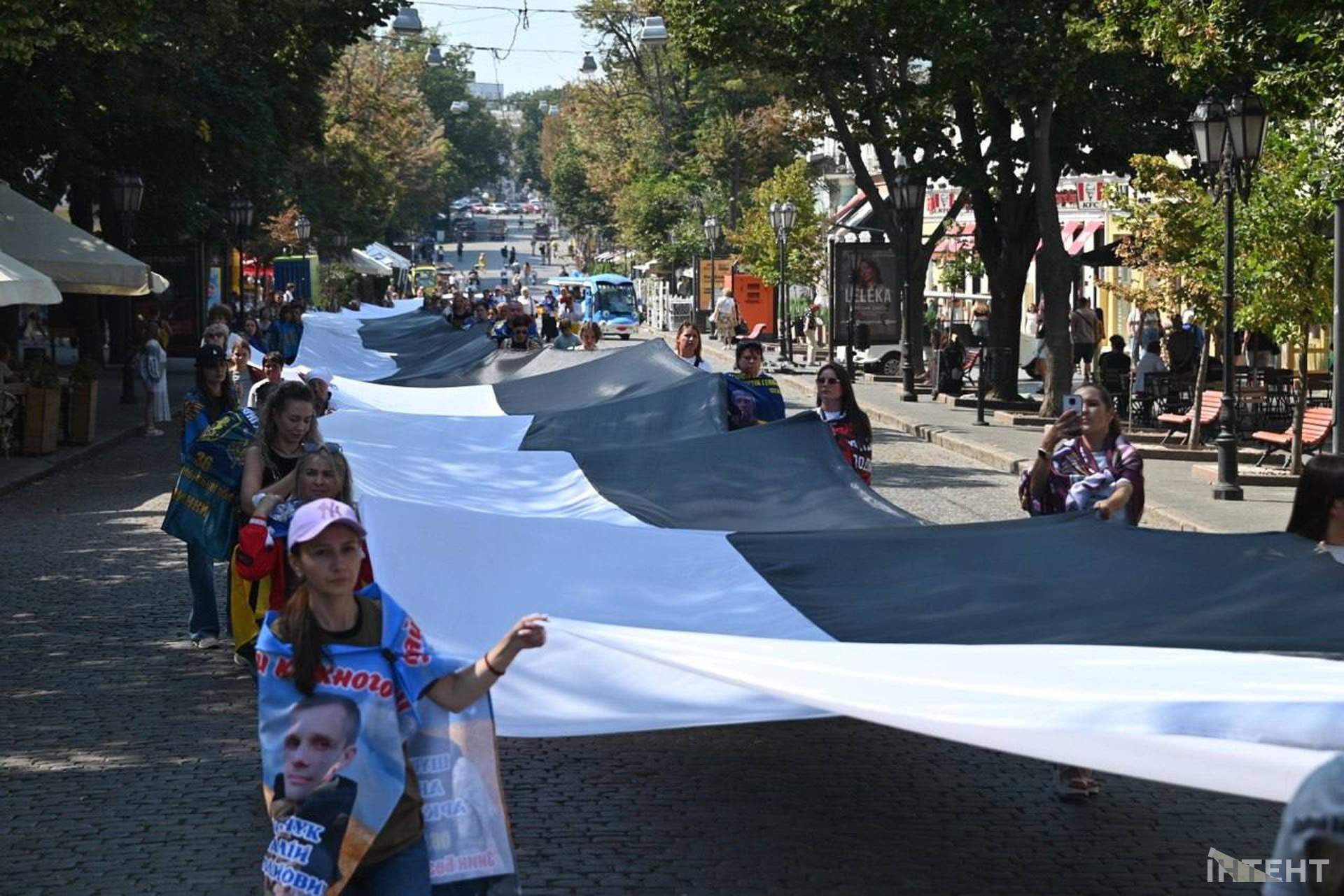 В Одесі пронесли 100-метрові прапори на підтримку полонених та зниклих
