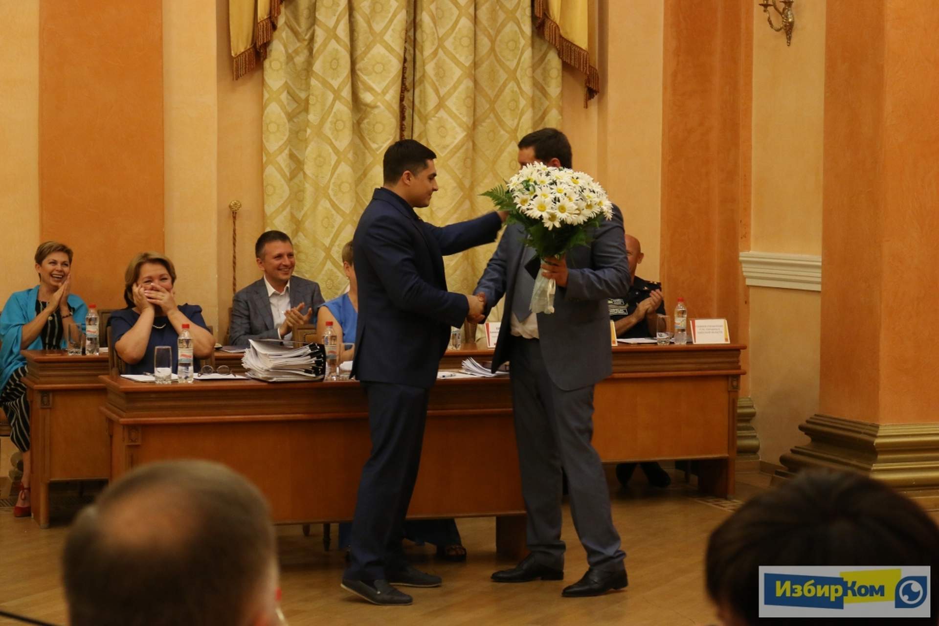 Сессия Одесского городского совета: недопуск журналистов и покупка дубинок муниципальной охране