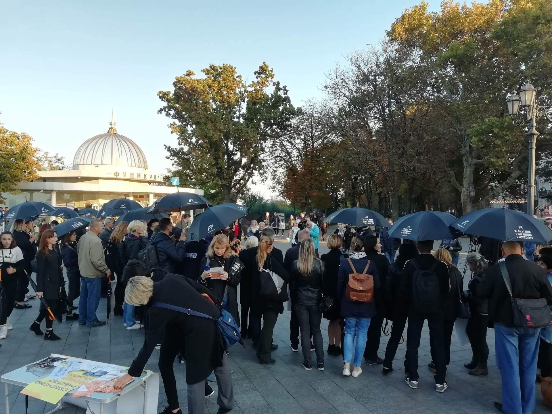 У чорному та з парасолями: в Одесі пройшла акція проти торгівлі людьми