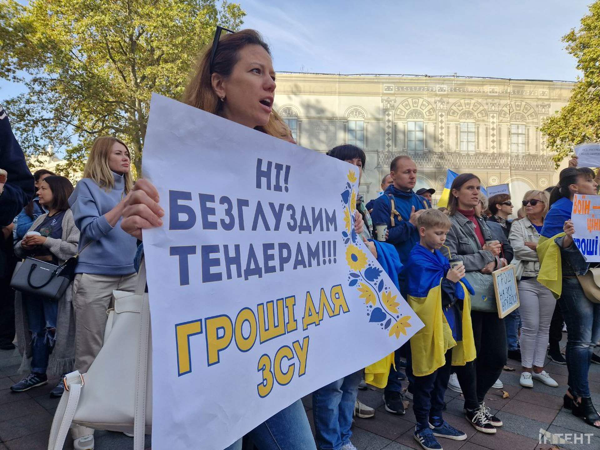 Одесити шосту суботу поспіль зібралися під будівлею мерії на акцію протесту