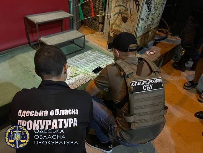 Одеситів підозрюють у вимаганні неіснуючого доларового боргу