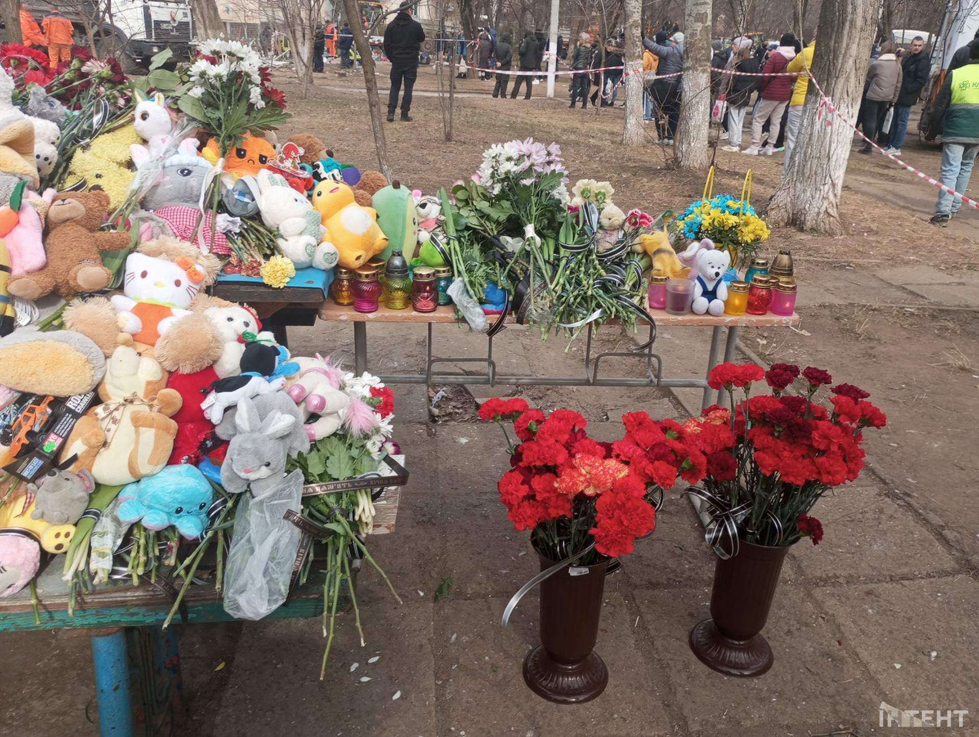 Одесити несуть іграшки та квіти на місце трагедії