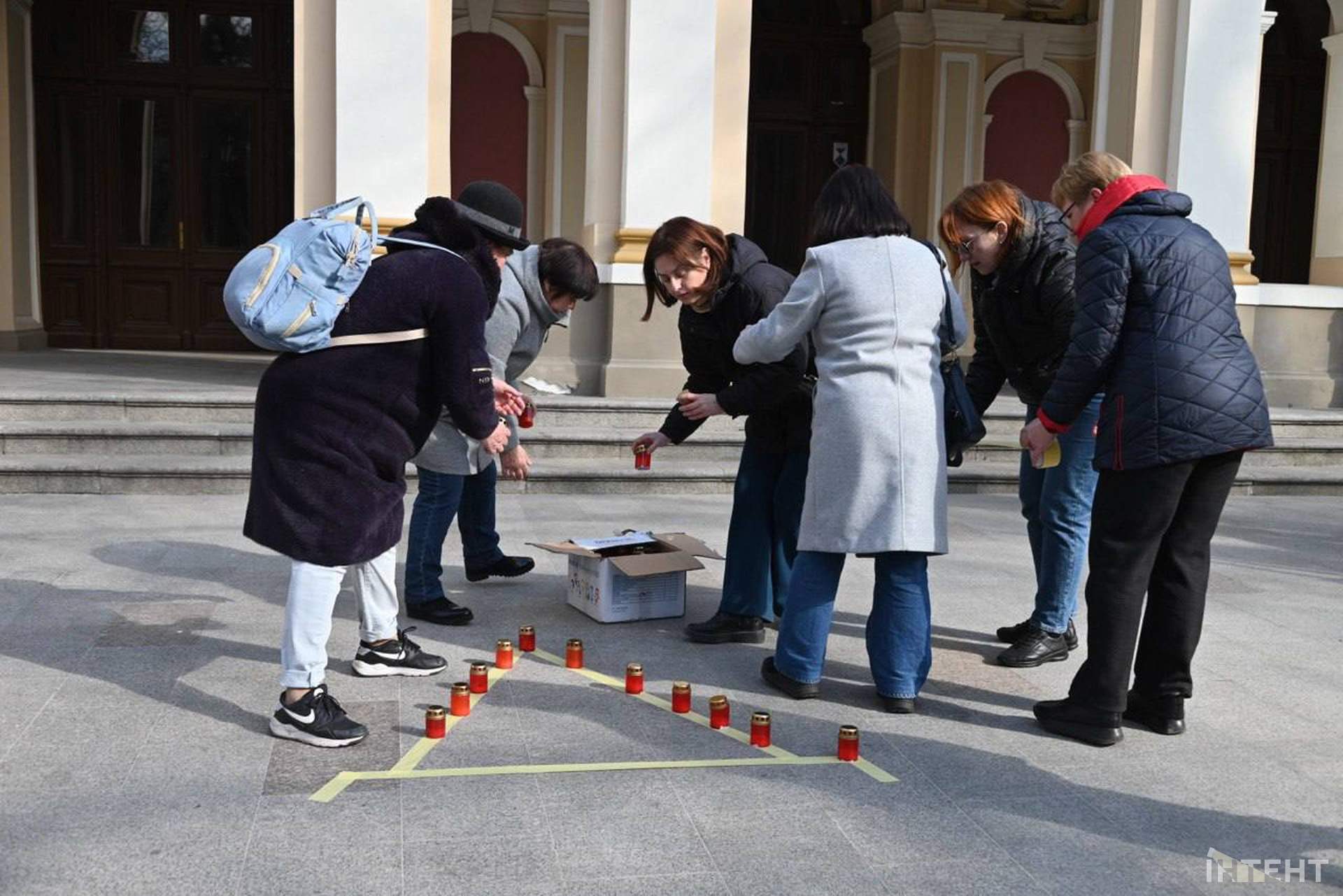 В Одесі вшанували пам'ять вбитих росіянами у драмтеатрі Маріуполя