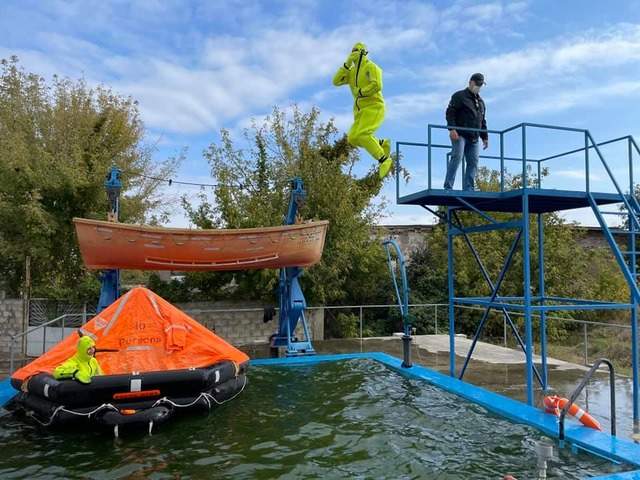 Морські прикордонники Одещини вчилися рятувати екіпажі й кораблі