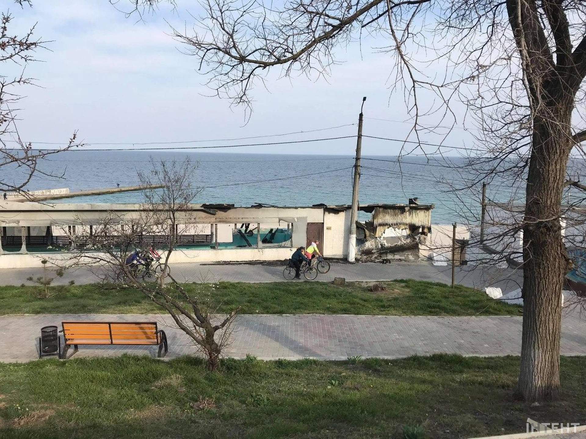 Вікенд на Ланжероні: смугасті стрічки не зупиняють одеситів, які вийшли погуляти