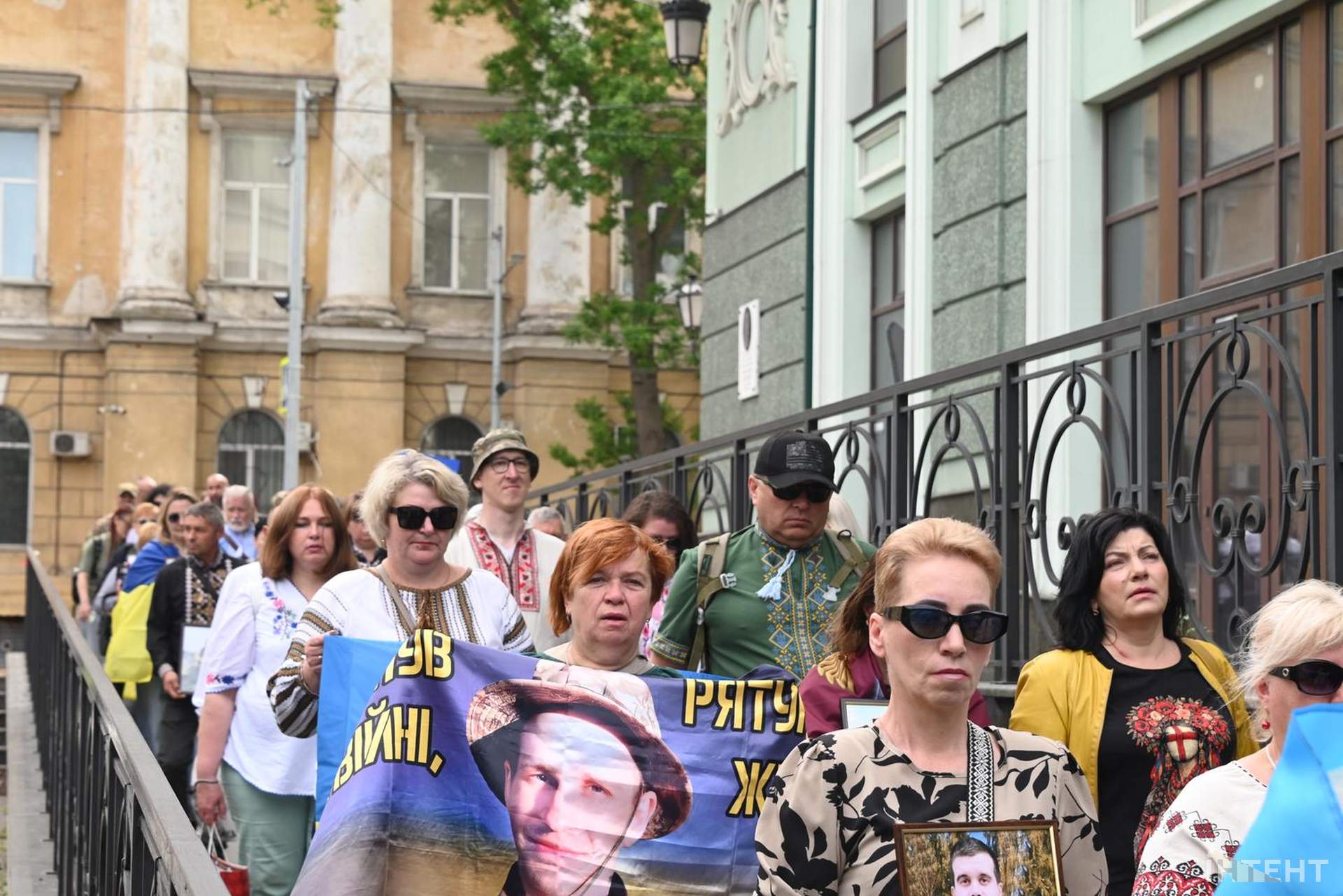 Лампадки, стрічки та хода пам’яті: в Одесі відбулася акція до Дня вишиванки