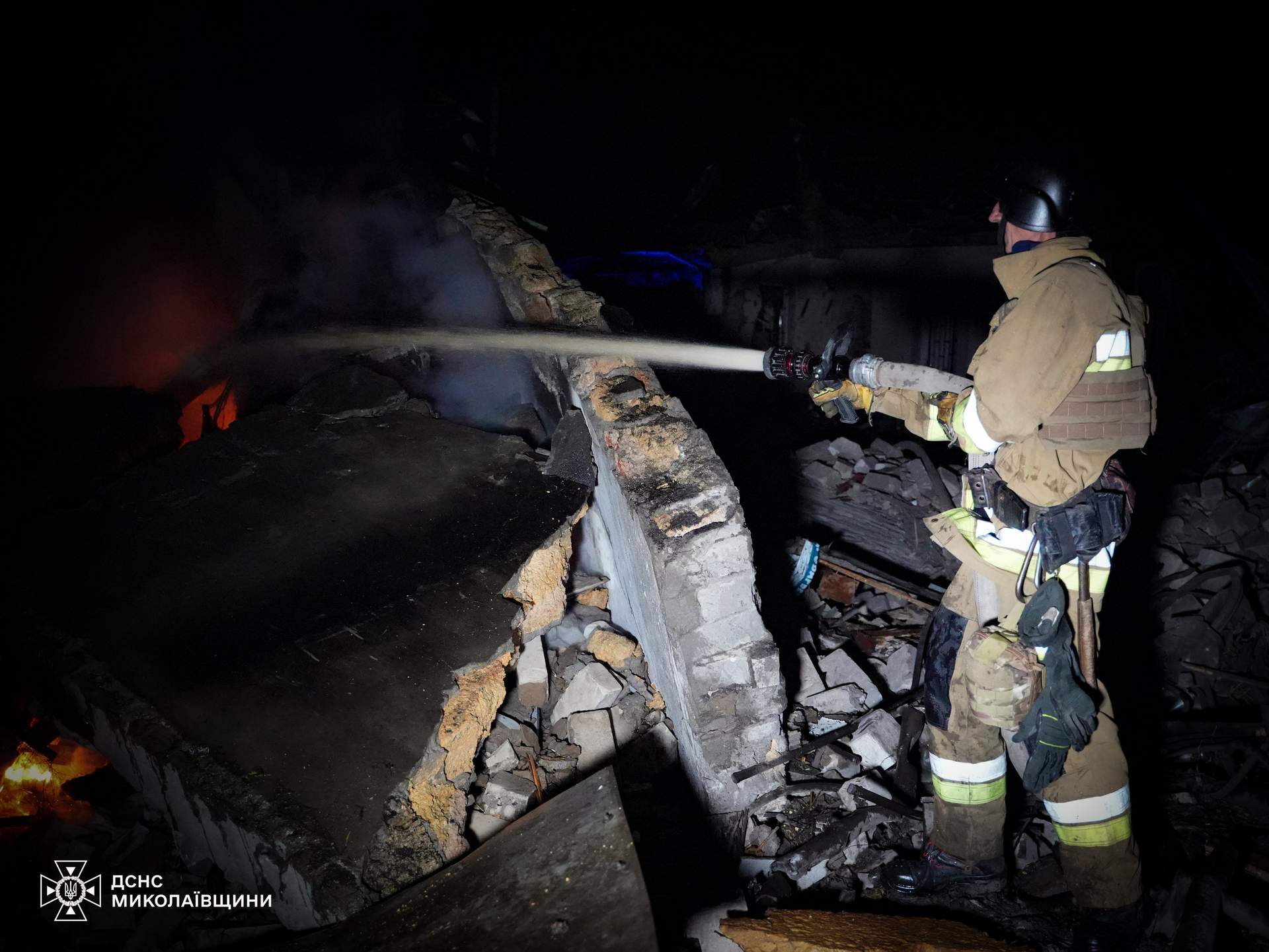 Ракетний удар по ресторану у Миколаєві: рятувальники показали наслідки