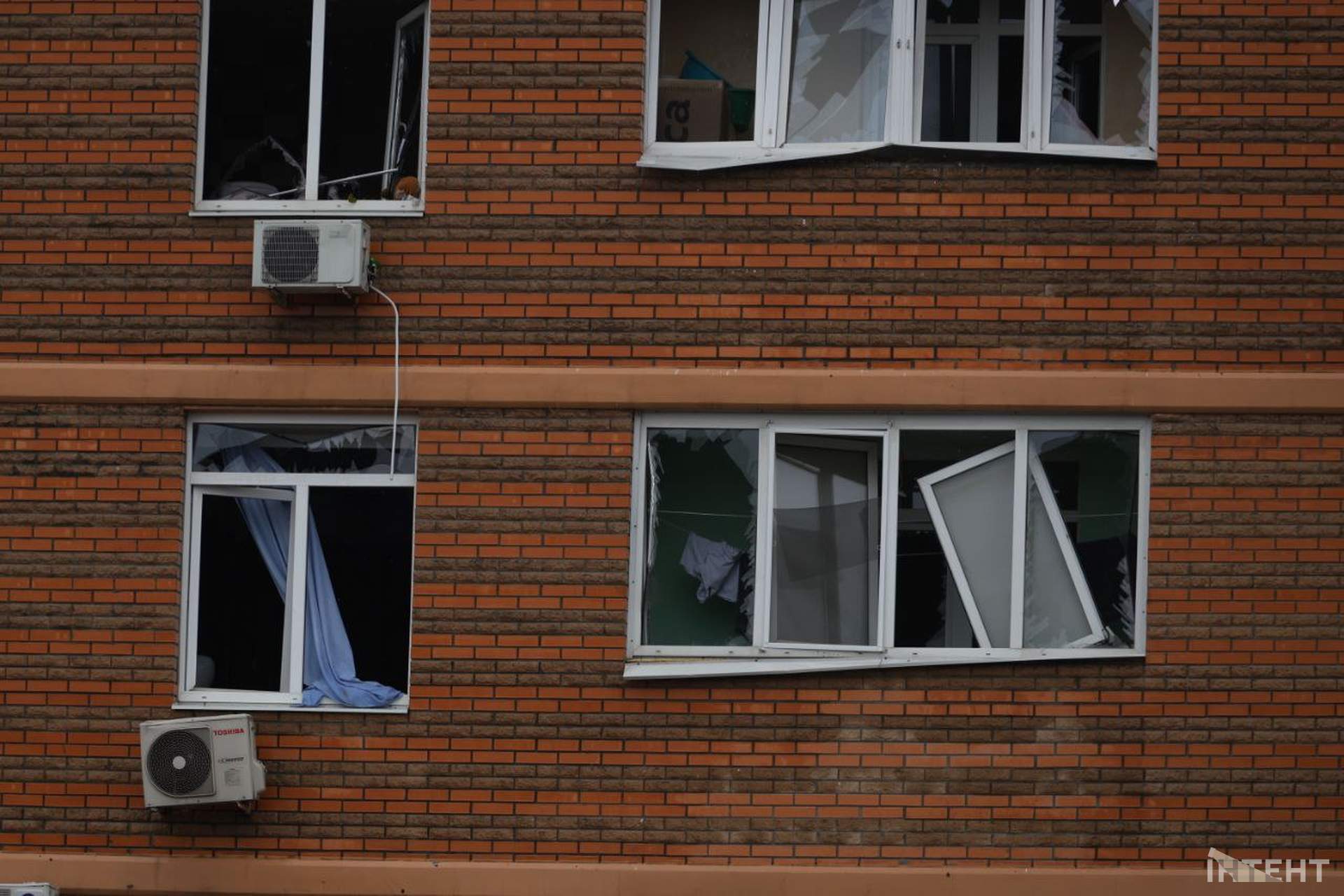 Наслідки влучання дрону в багатоповерхівку в Одесі у світлинах Інтента